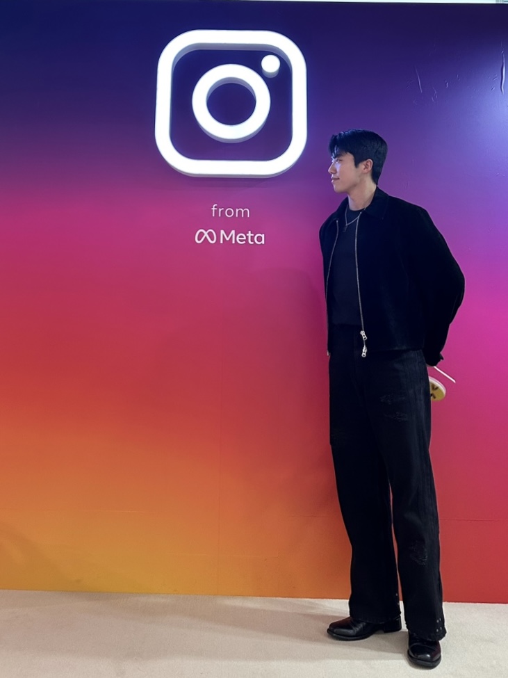 Instagram 앞에서